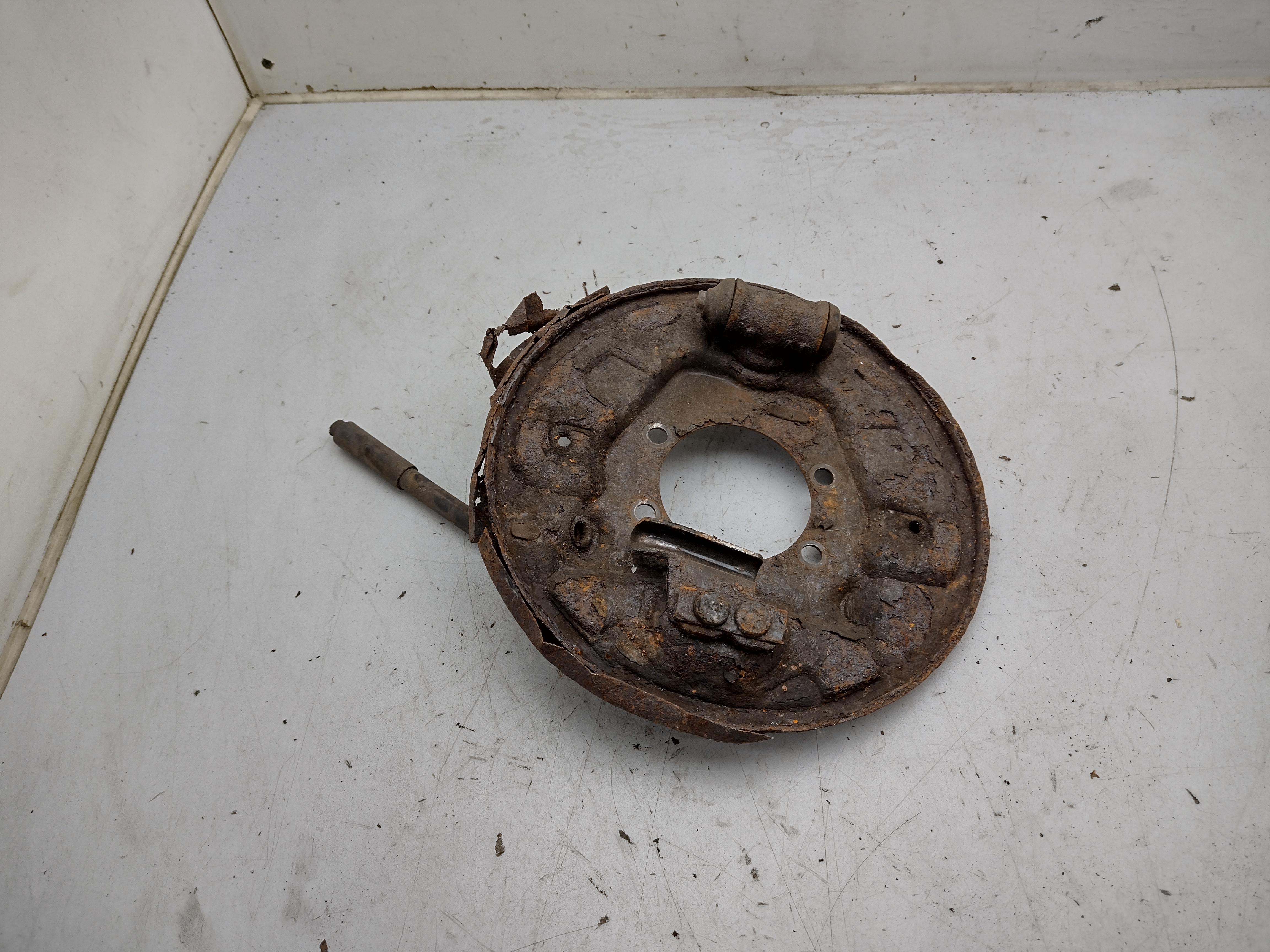 gebrauchtes Ankerblech hinten links für Subaru Legacy BC BJF Impreza GC GF ohne ABS