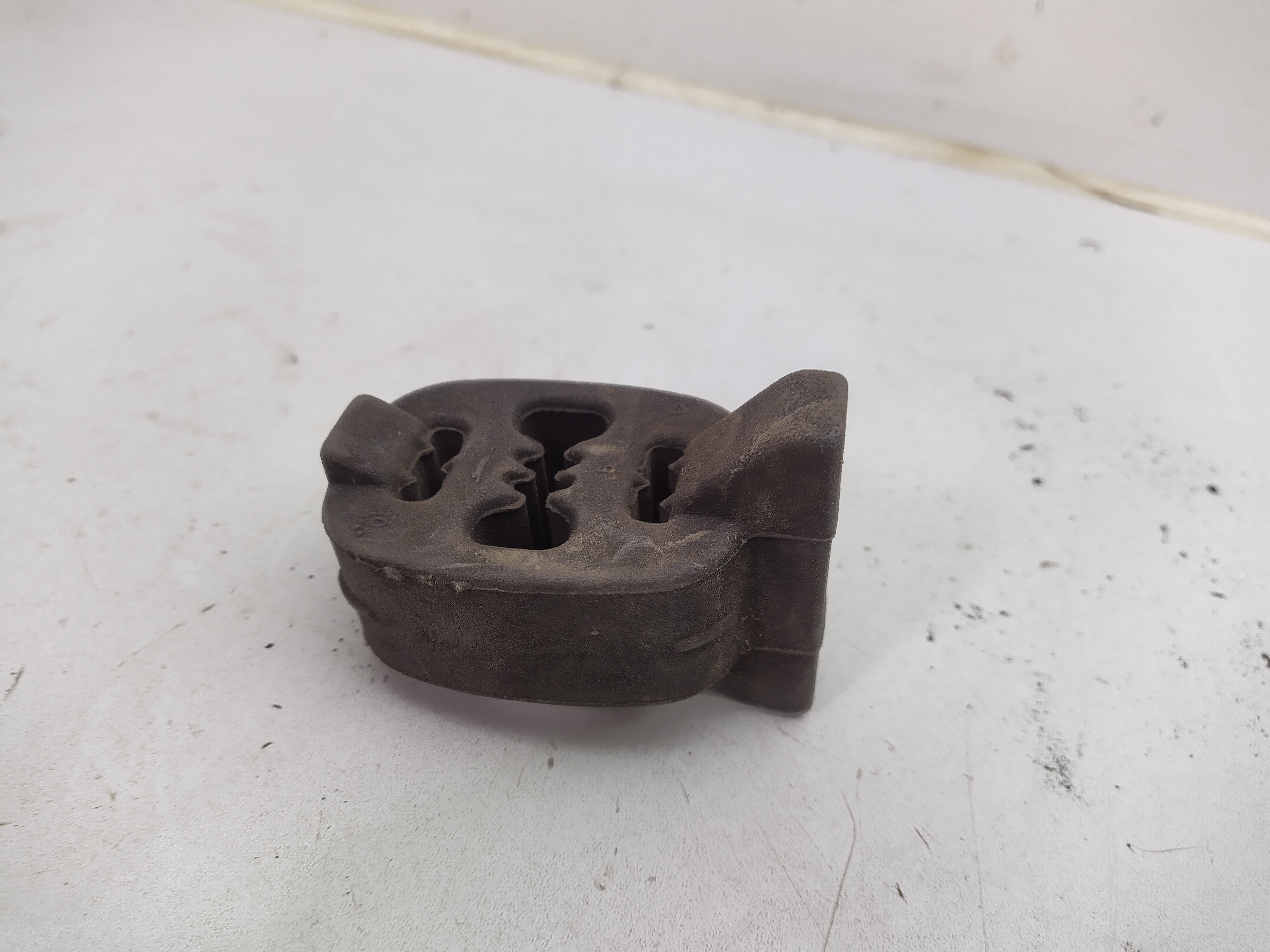 Neues universales Auspuffgummi mit Abstützung