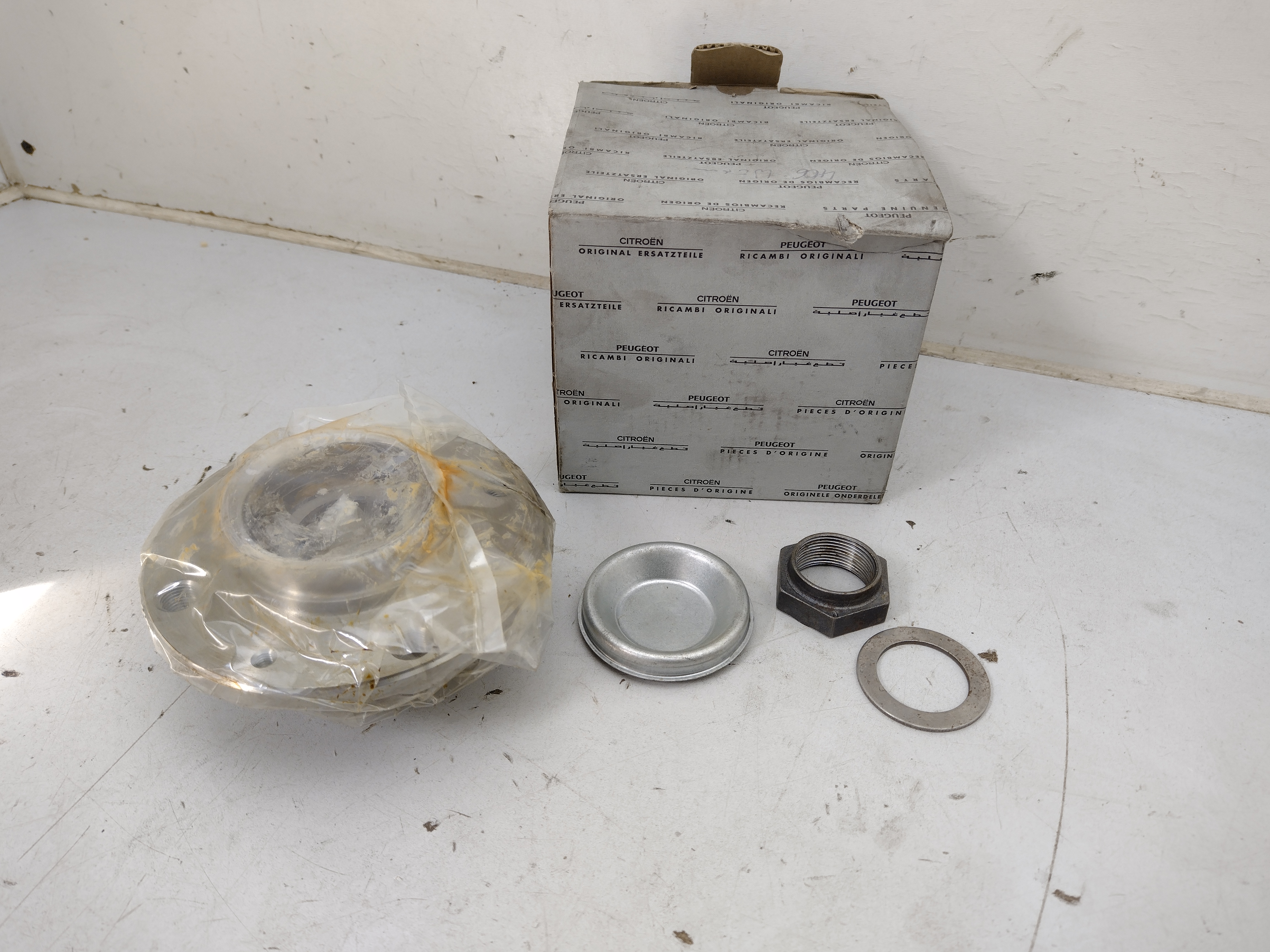 Peugeot / Citroen  Radlagersatz hinten mit Radnabe 374828 NOS NEW