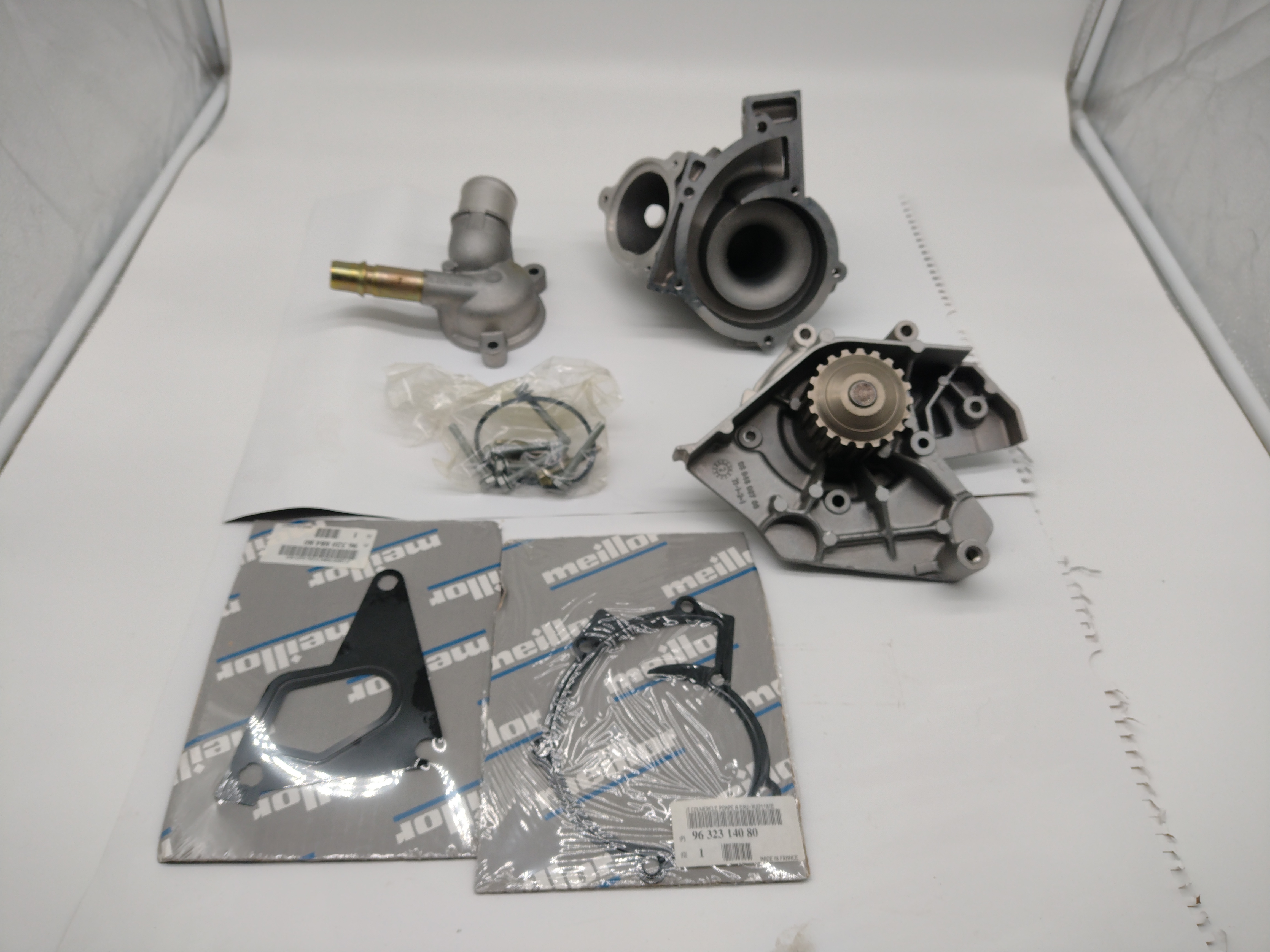 Peugeot 806 / Citroen EVASION 2.1 TD Wasserpumpe mit Gehäuse 1201C6 NEU NOS