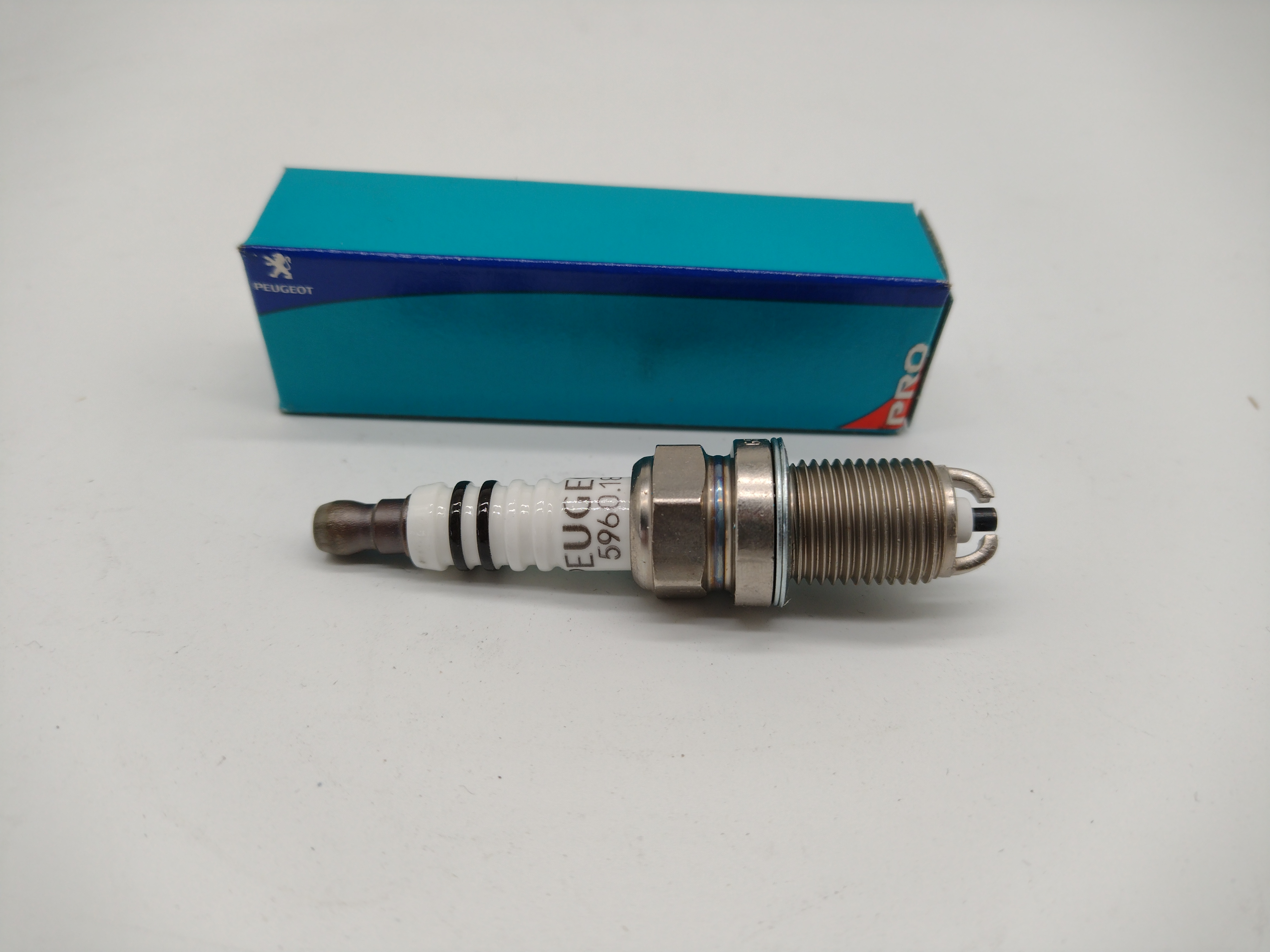 Peugeot ZUENDKERZE 596018 NEU NOS NEW OEM