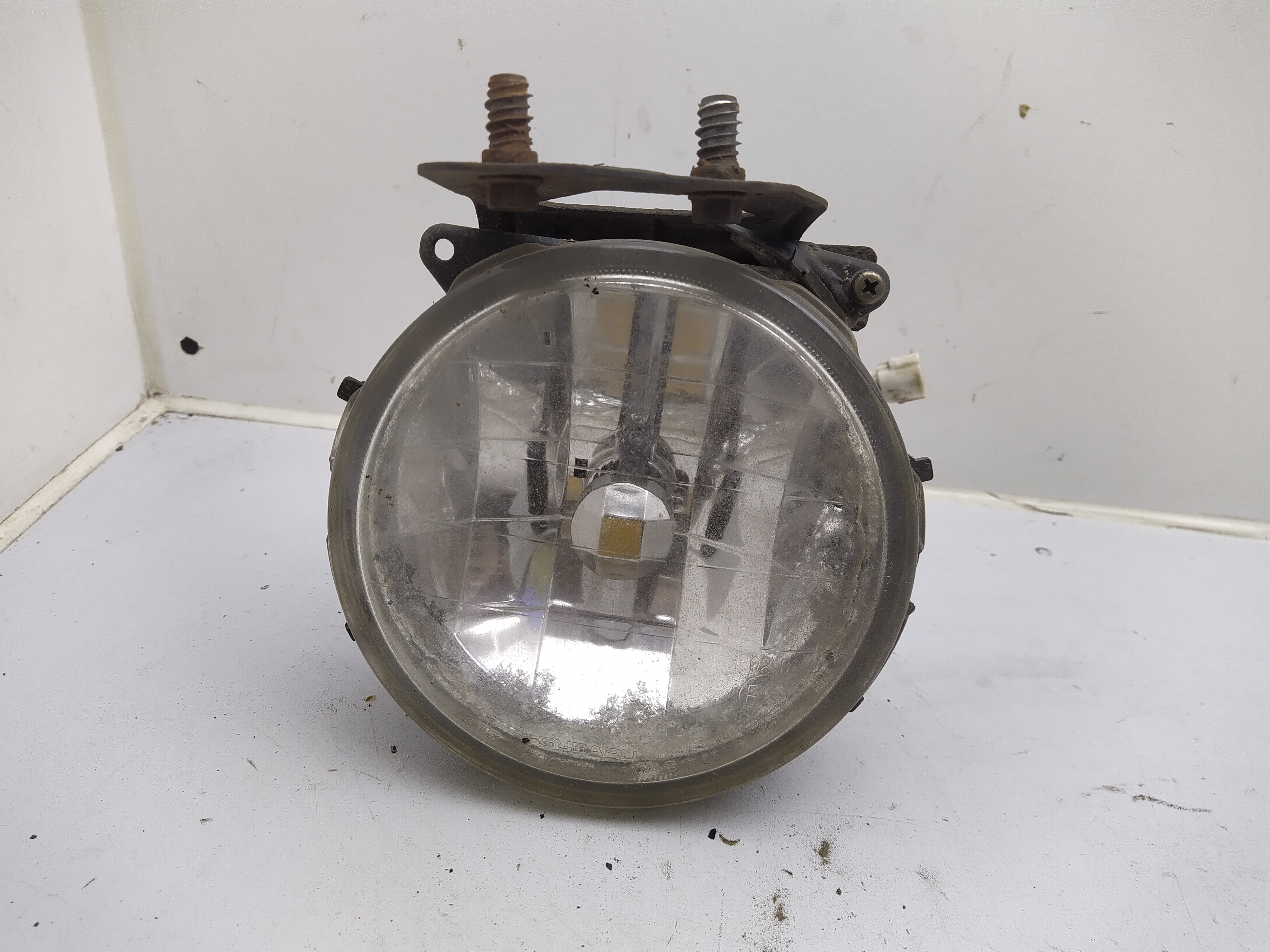 großer Nebelscheinwerfer links für Subaru Impreza WRX GD GG beschädigt