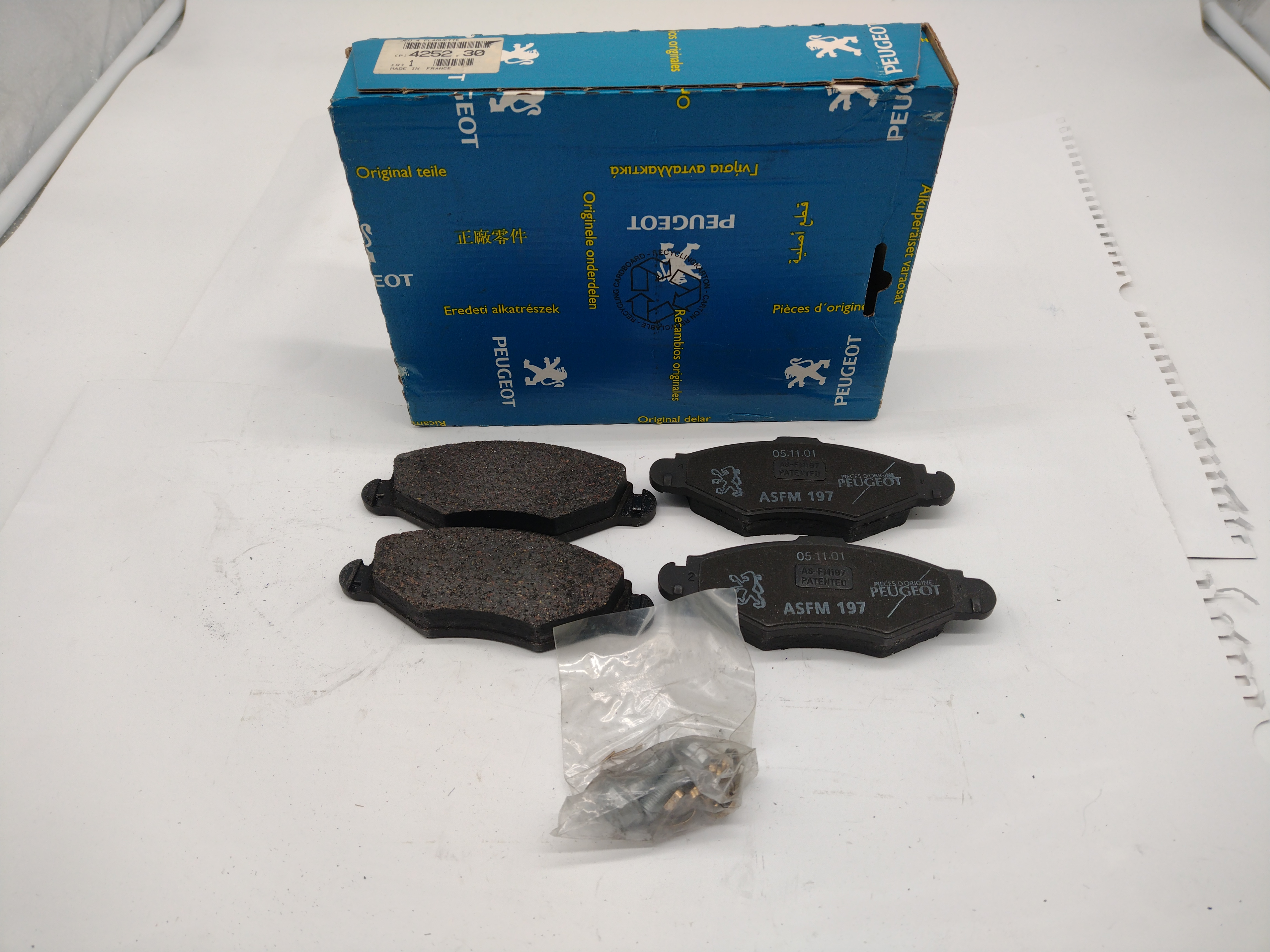 Peugeot 206 Satz Bremsbeläge Vorderachse 425230 NEU NOS NEW