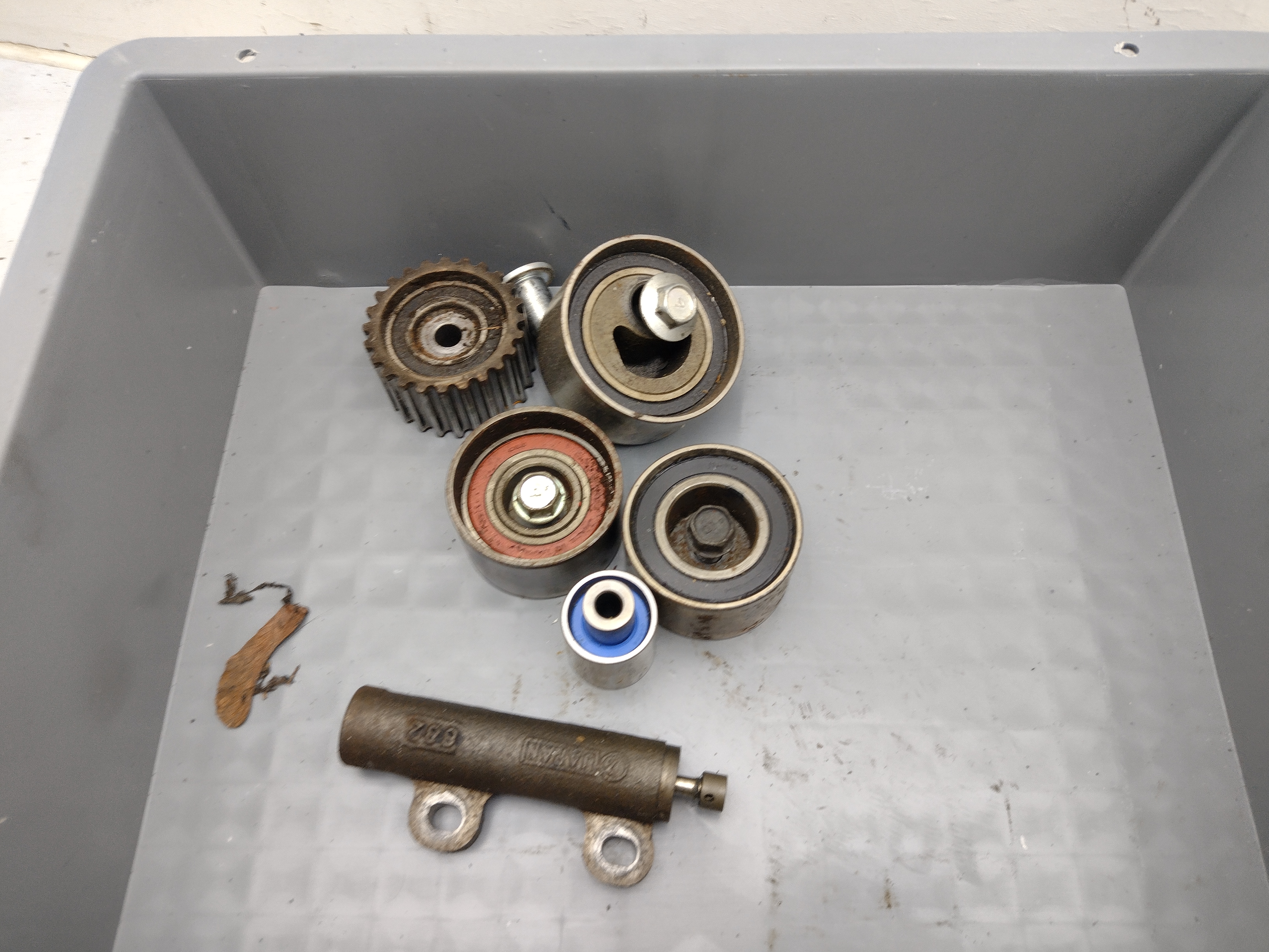 Zahnriemen Rollen, Räder und Spanner  von einen Subaru EJ20G Turbomotor