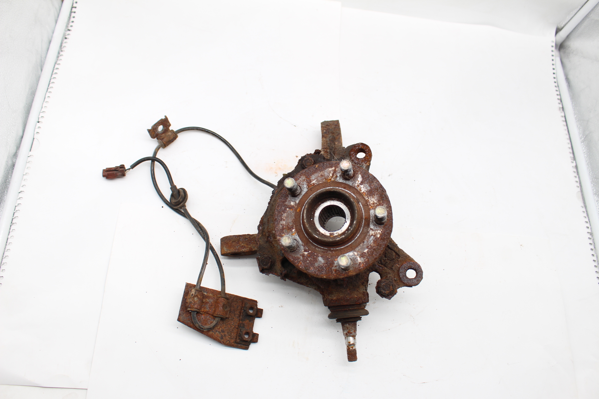 Achsschenkel / Radlagergehäuse vorne links mit ABS-Sensor und Radnabe für Subaru Impreza GD GG