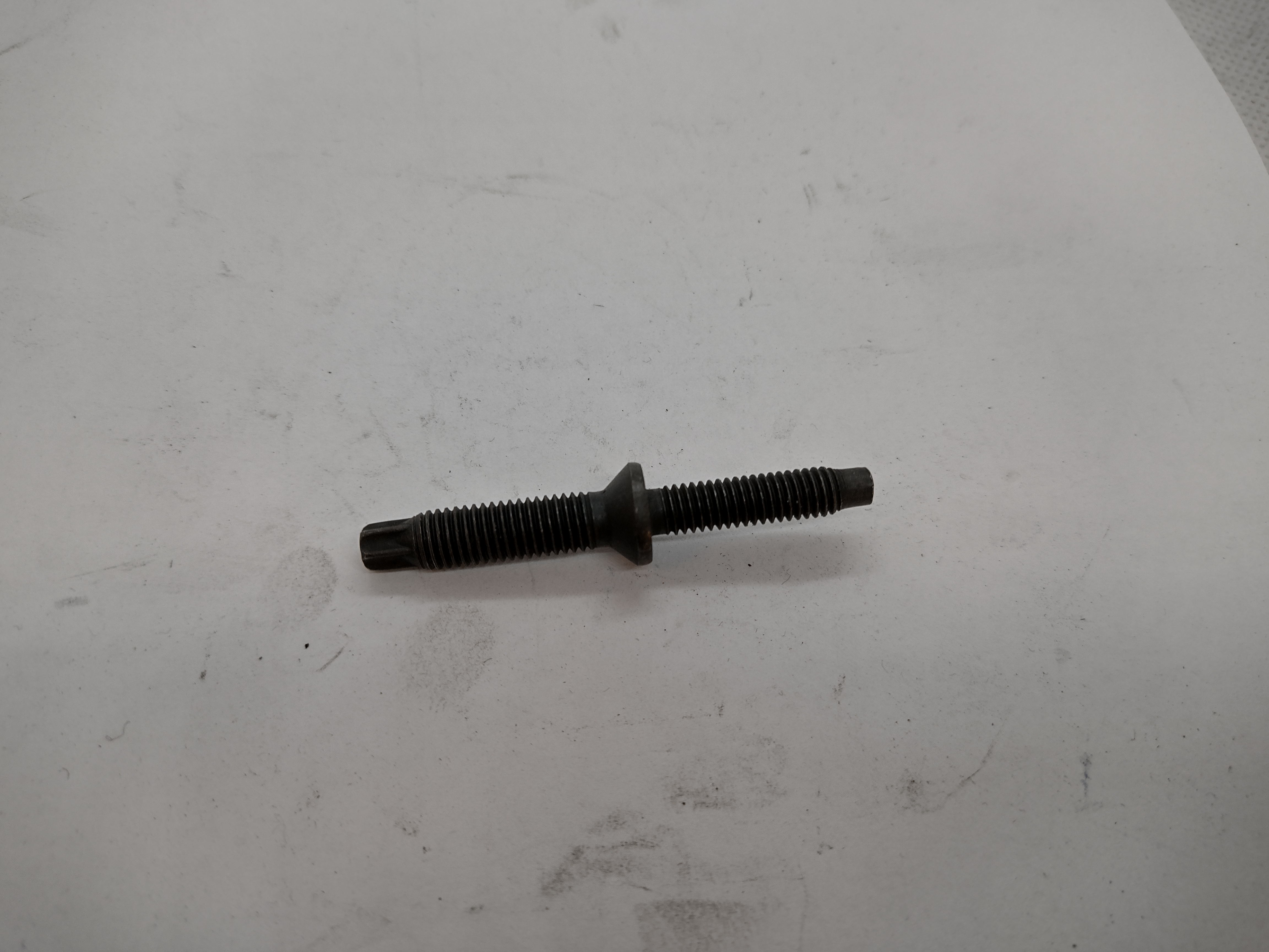 Peugeot / Citroen Gewindebolzen für Injektor-Befestigung 198262 NEU NOS NEW OEM