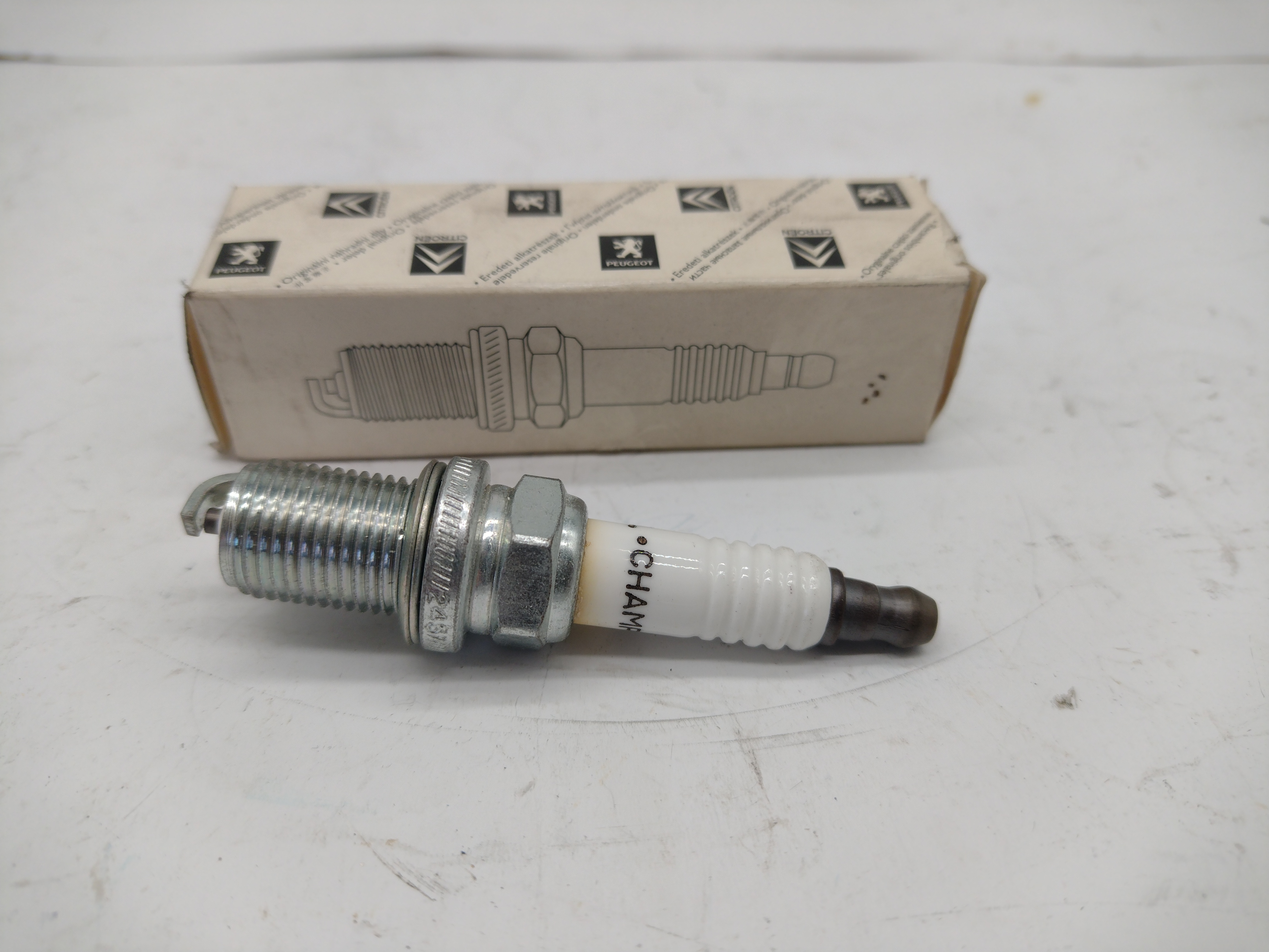 Citroen / Peugeot Zündkerze 596006 Champion REA8MCL NEU NOS NEW