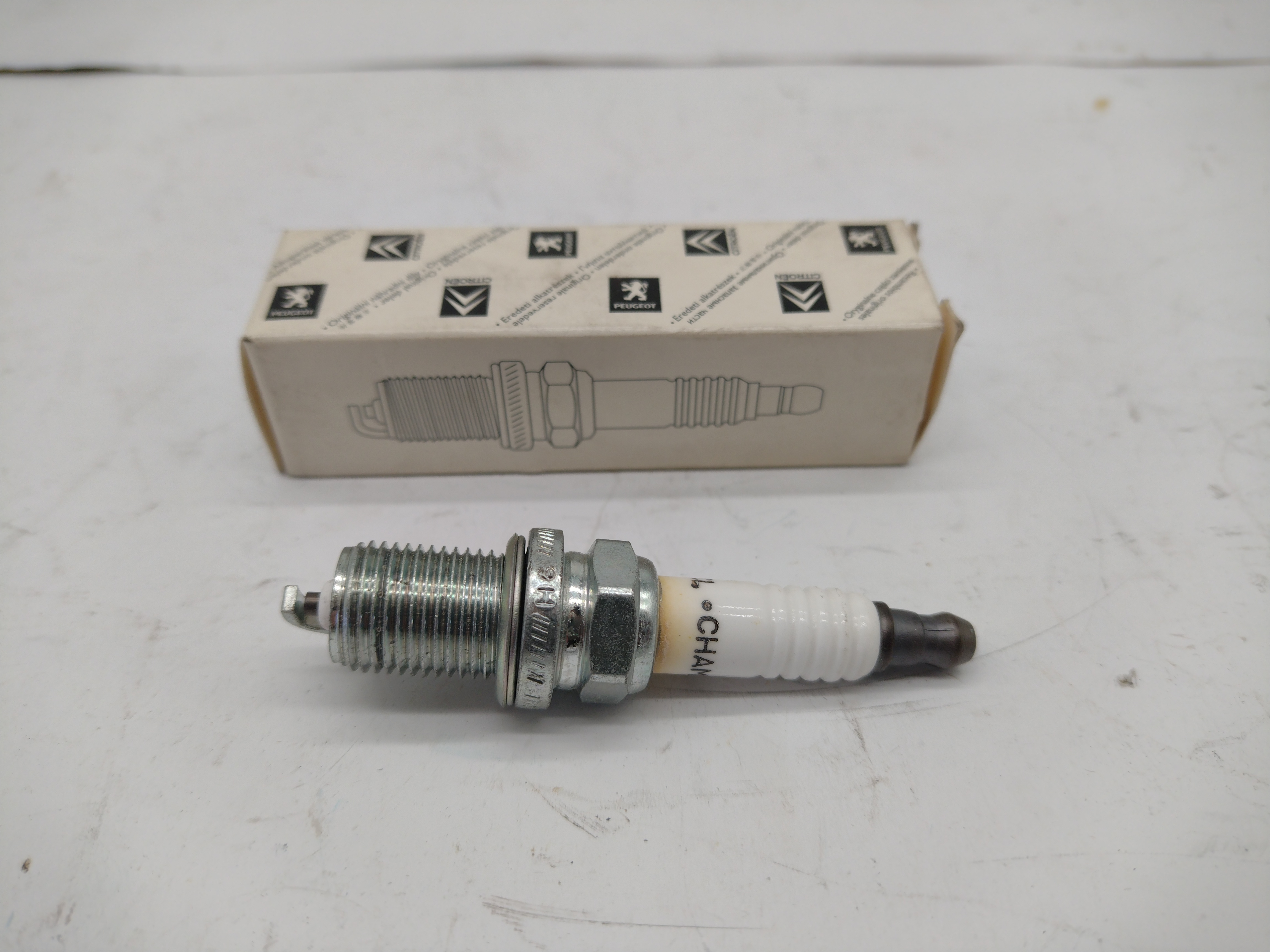 Peugeot / Citroen Zündkerze 596006 Champion REA8MCL NEU NOS NEW