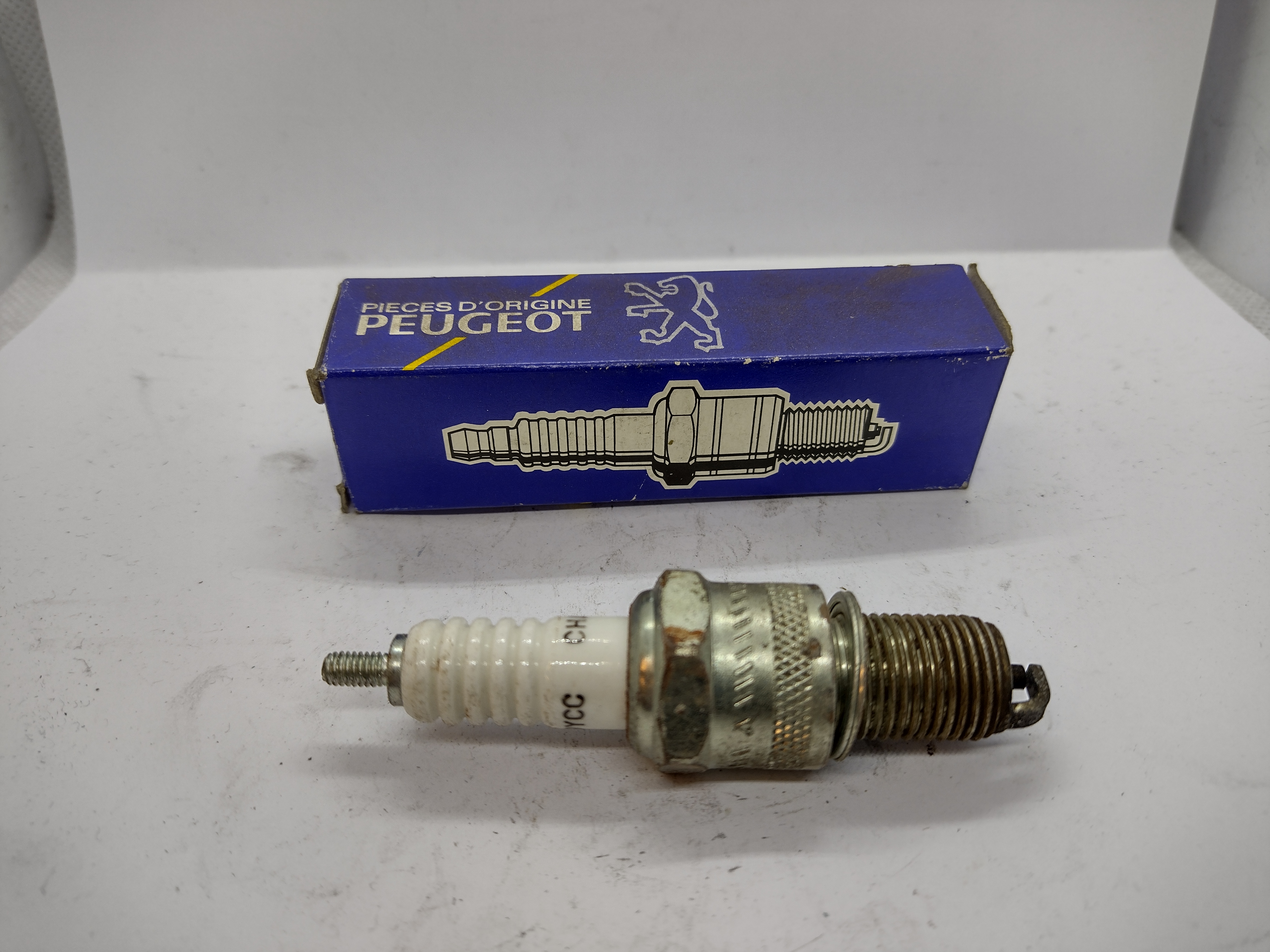 Peugeot Zündkerze 596007 CHAMPION RN9YCC NEU NOS NEW OEM