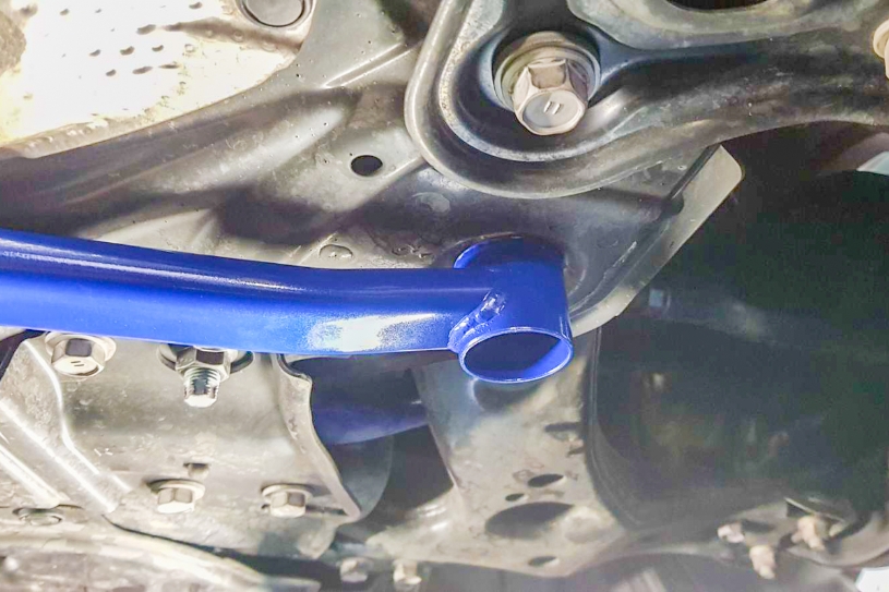 Hardrace Strebe unten vorne für Toyota Prius Alpha ZVW40