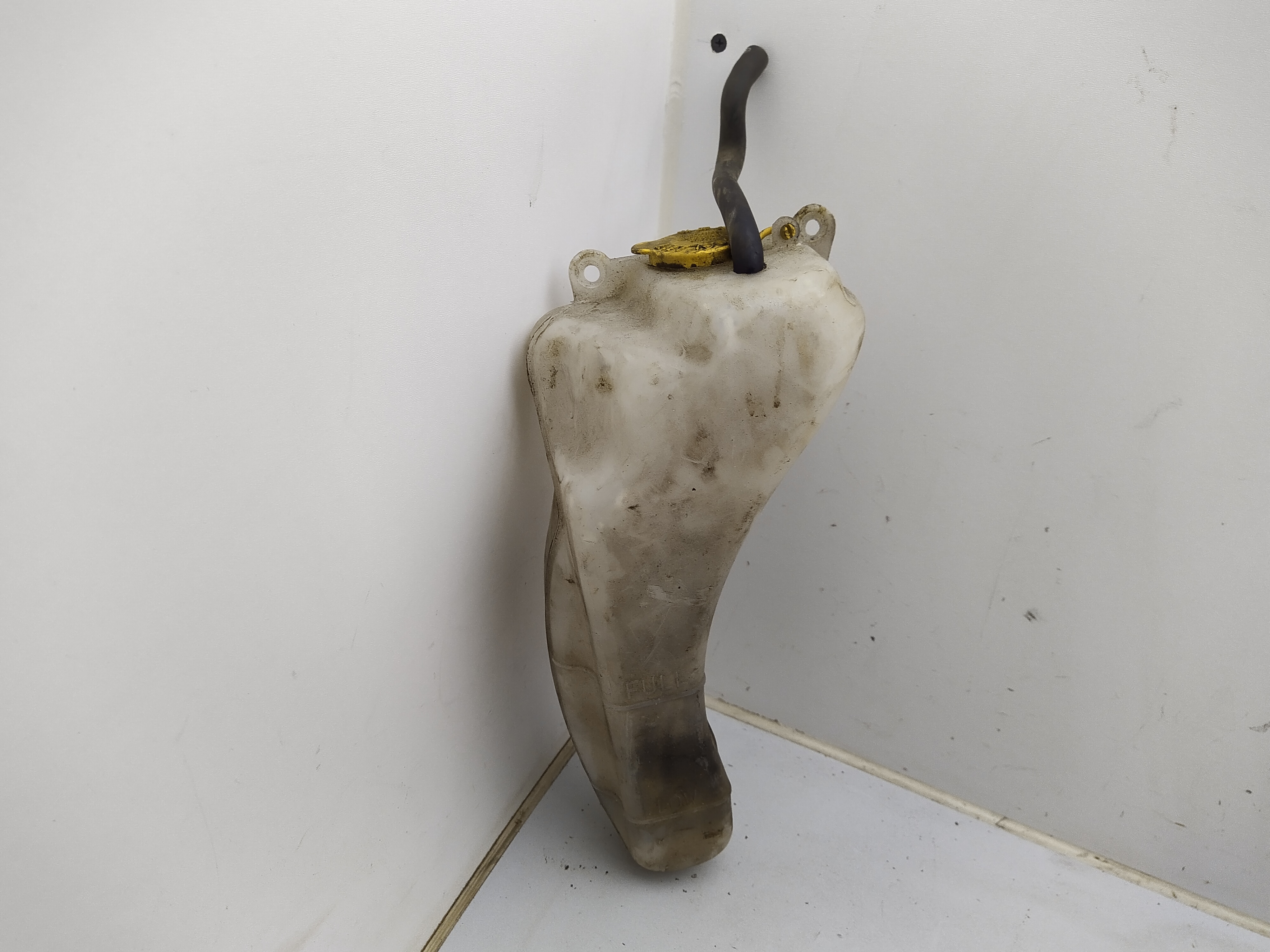 Kühlmittelausgleichbehälter von einen Subaru Legacy 3 BE BH Kühlmittelausgleichbehälter von einen Subaru Legacy 3 BE BH