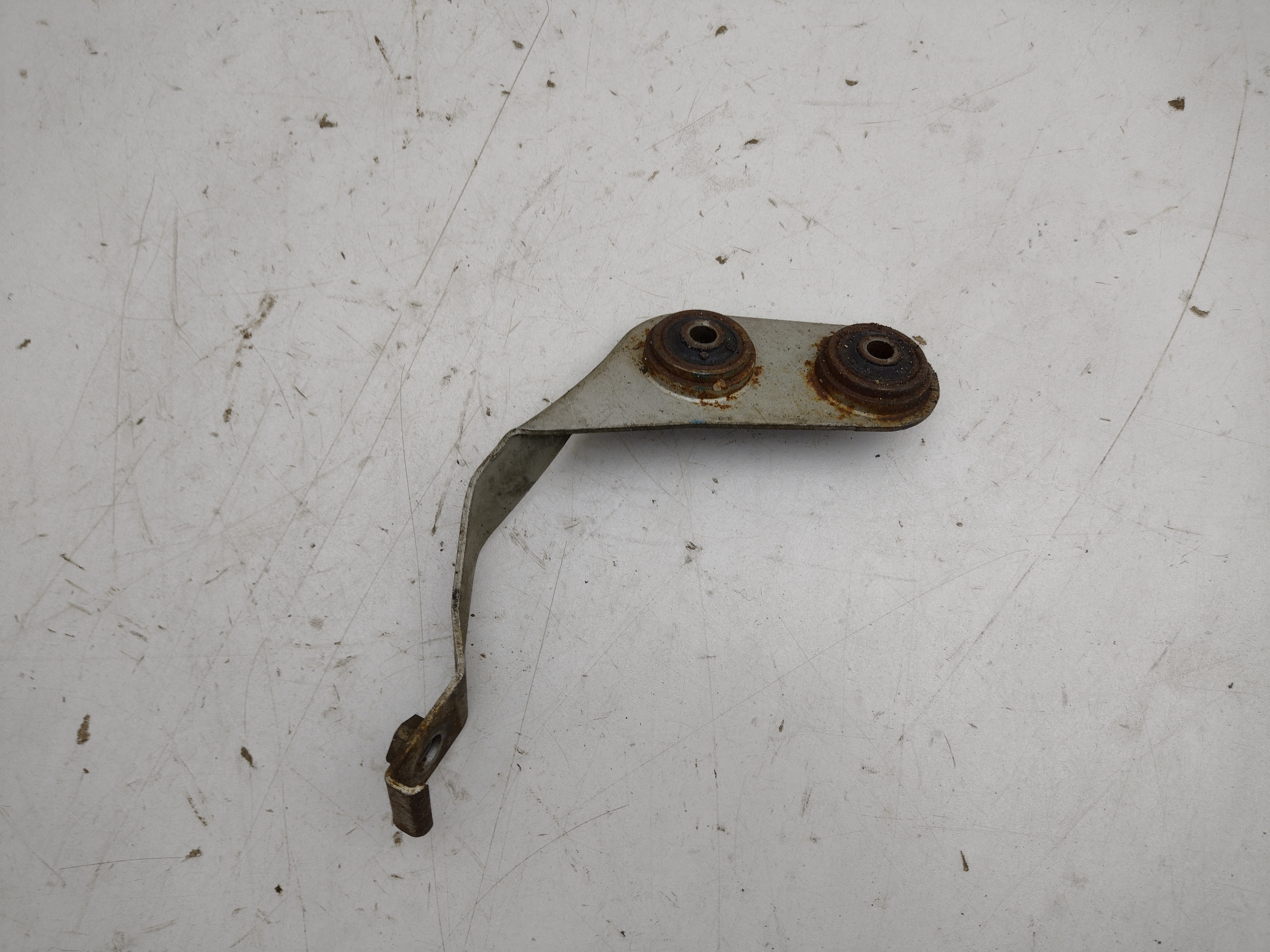 Auspuffhalter am Getriebe V2 von einen Subaru Impreza GT GC8 GF8